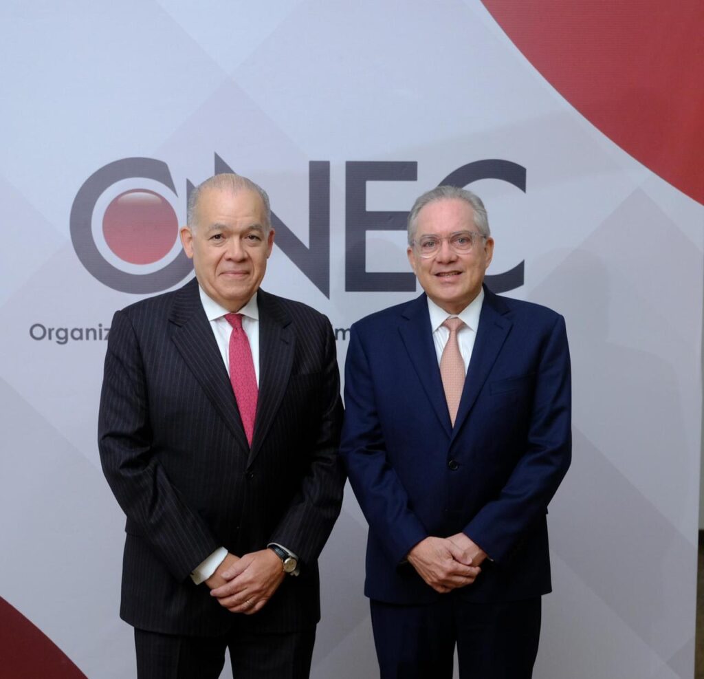 Pedro Urrutia, director de la DGII y Ernesto Martínez, presidente de la ONEC