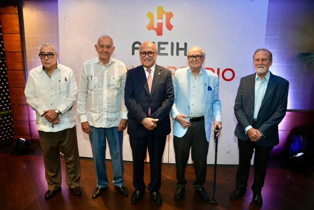 Ángelo Viro presidente de la entidad juntos a los expresidentes de ANEIH homenajeados Antonio Espín, César Nicolás Penson, Luis Sánchez Noble e Ignacio Méndez