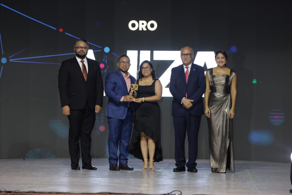 Reciben el premio José Alejandro Velázquez, gerente de Operaciones y Kazerin Marcelino, gerente de RRHH de Ajiza y le acompañan Nilo De la Rosa, subdirector técnico de Proindustria, Ángelo Viro y Jessica Calgano, presidente y directora ejecutiva de ANEIH.