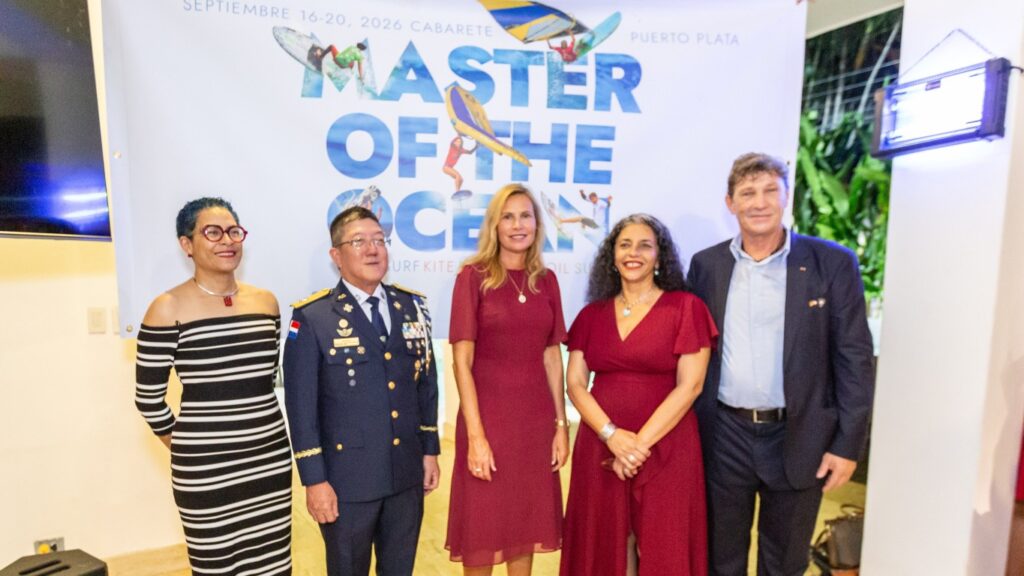 Yira Vermenton, directora de Inciativas Provinciales del Mitur, ElGeneral Minoru Matsunaga, director general de Politur,  Maike Friedrichsen, embajadora de Alemania en RD, Patricia Hiraldo, presidenta de Happy Dolphins y Marcus Bohm, director de Master of The Ocean.