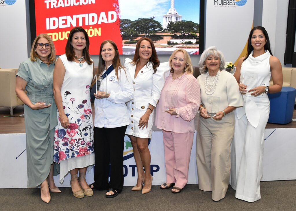 Luisa Feliz junto a las damas de Santiago que fueron reconocidas.