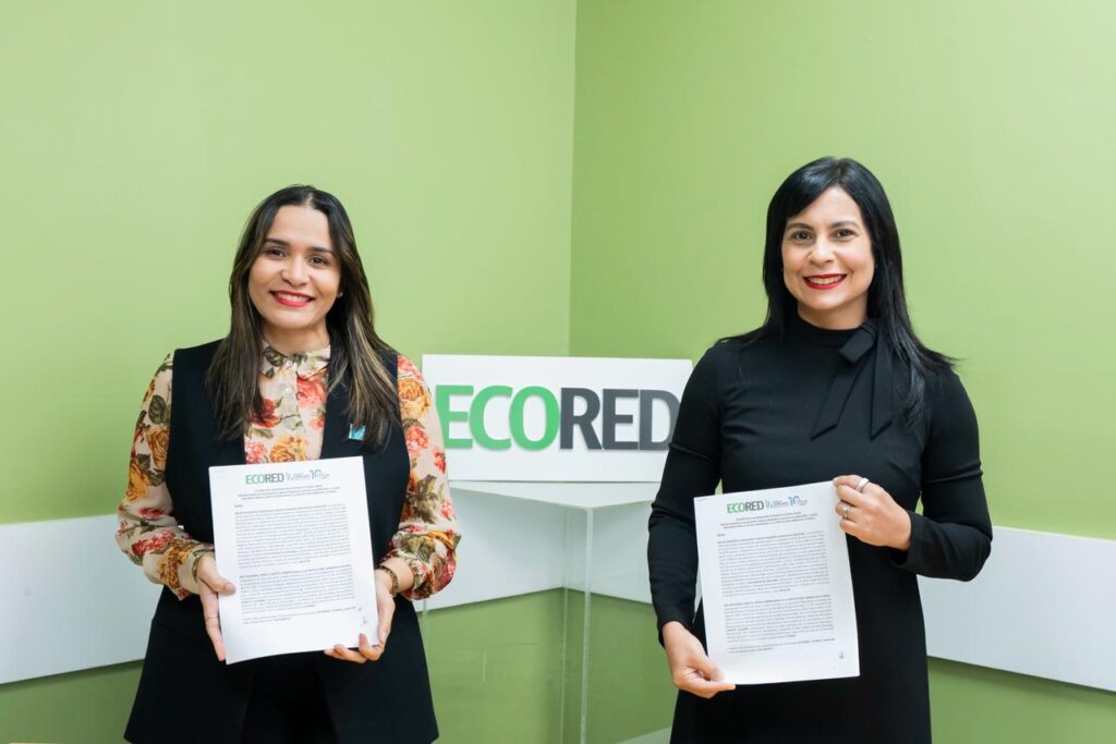 Christy Luciano y Tania de León, luego de firmar el acuerdo