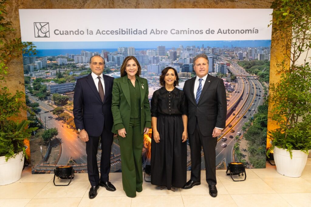 Lawrence Hazoury, Carolina Mejía, Mildred Minaya y Gustavo Ariza
