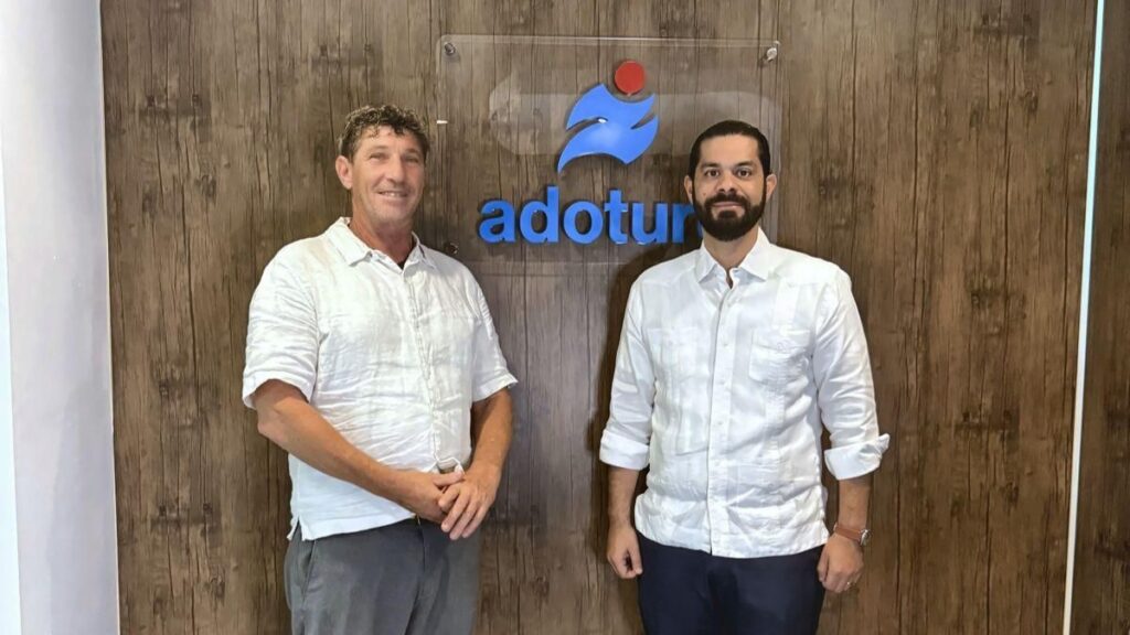 Marcus Bohm y Yerik Pérez, presidente de Adotur.