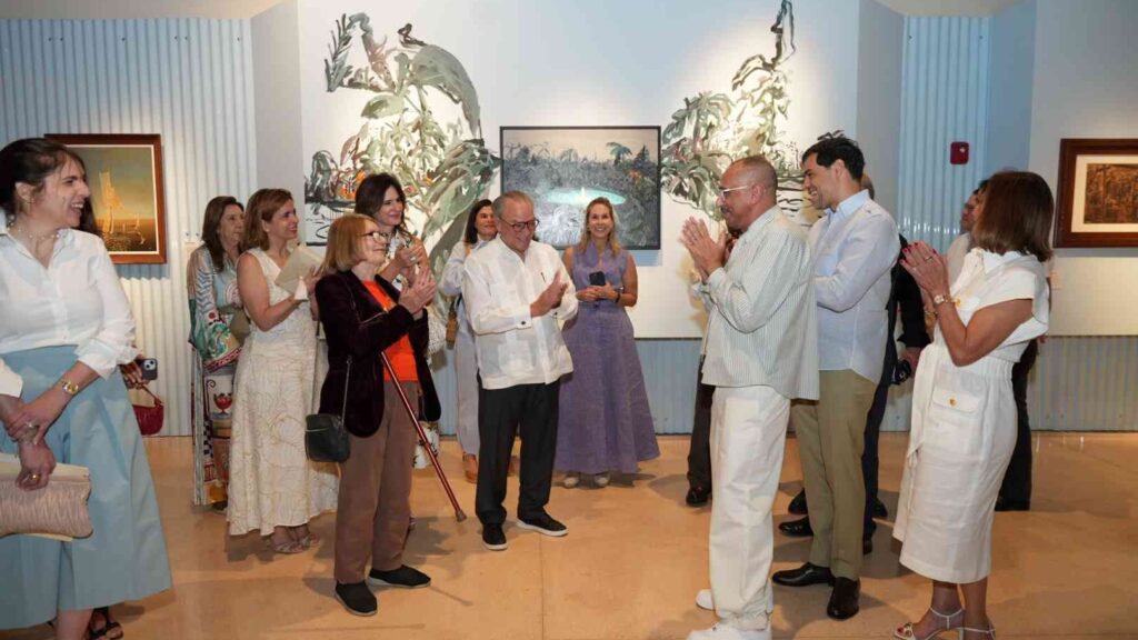 Orlando Isaac guiando la inauguración de la exposición El Mar como Territorio