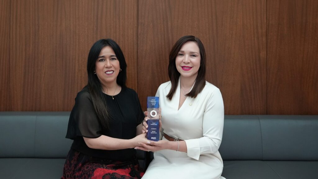 Patricia Antonioli, 2do vicepresidente Desarrollo de Modelos de Riesgos de Credito y Maribel Concepcion, vicepresidenta Senior Gestion Integral de Riesgos, del Banco Santa Cruz