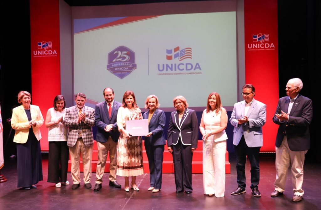 icepresidenta Raquel Peña recibe reconocimiento de Visitante Distinguida por parte de los miembros del Consejo de Directores de la UNICDA.
