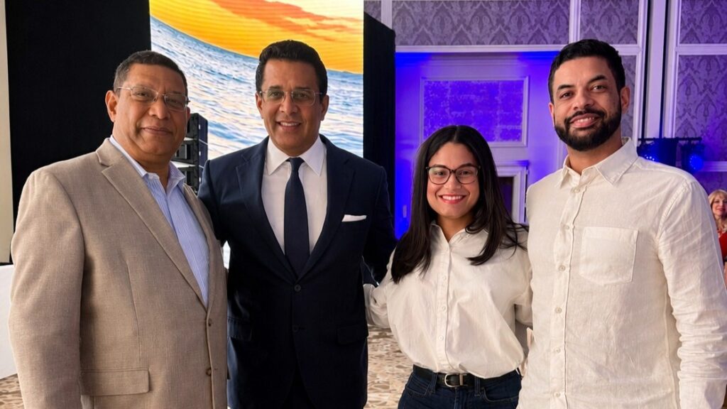 Desde izq: Pedro Diaz Ballester, David Collado Morales, Rosanna Díaz-Ballester H., y Pierre Díaz-Ballester Hilario, durante el DR Road Show en el Four Seasons Resort Orlando.