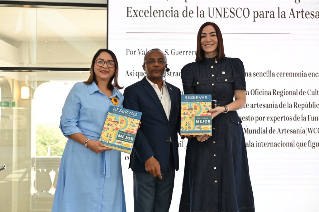 Gladialisa Pereyra, gerente del Cultura de Banreservas; Valentín Guerrero, gestor cultural, y María Laura Duvergé, gerente de Responsabilidad Social del banco, en la inauguración de la Feria Popular de las Artes en Santiago.