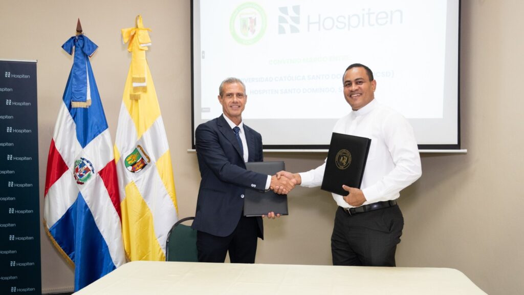 Benjamín Palmero, director gerente de Hospiten Santo Domingo y el reverendo padre José Luis de la Cruz, rector de la Universidad Católica de Santo Domingo