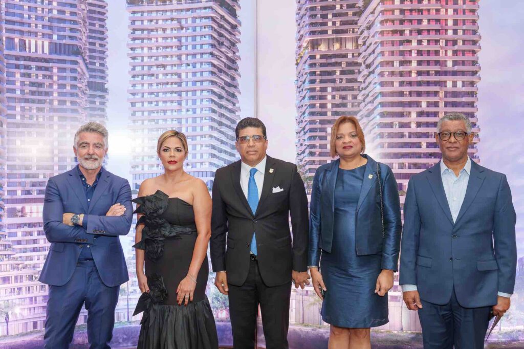 Ejecutivos NOVAL Properties y Alcaldía Santo Domingo Este