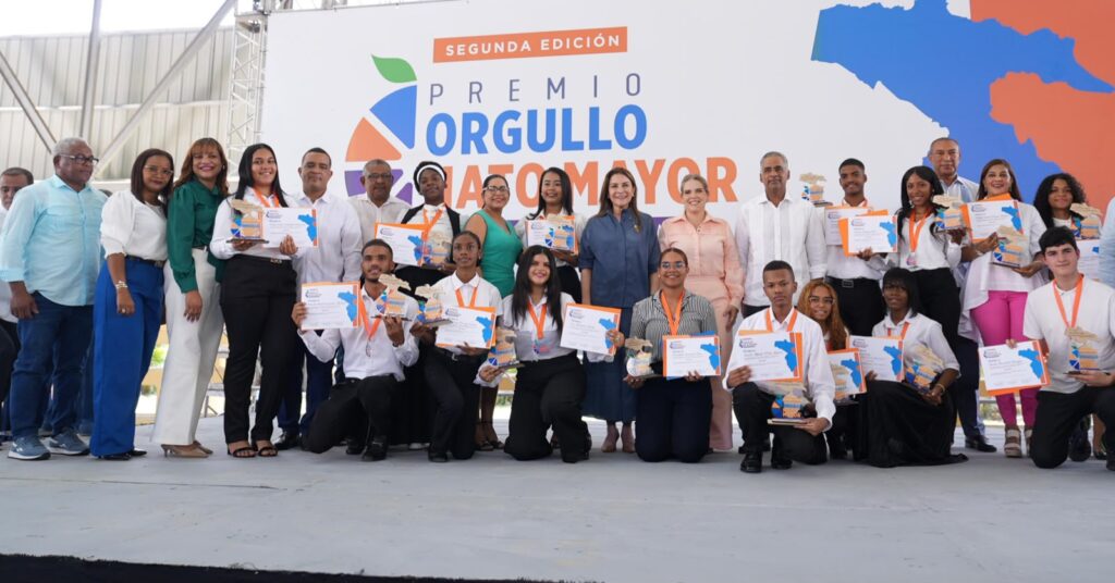 urante la entrega de premios y reconocimiento en el Premio Orgullo Hato Mayor