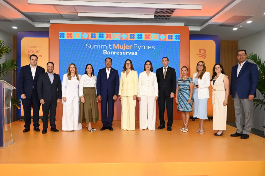 Los vicepresidentes ejecutivos senior Administrativo, de Negocios y Capital Humano, Tecnología y Operaciones de Banreservas; Alieska Díaz, Ysidro García y Ana Pou, junto a Michelle Ortiz, presidente de la Asociación Dominicana de Mujeres Empresarias, durante la segunda versión de Summit Mujer Pymes Banreservas.