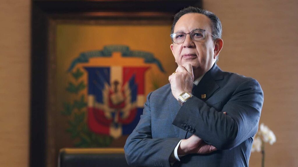 Presidente Abinader confirma a Héctor Valdez Albizu como gobernador del BCRD Presidente Abinader confirma a Héctor Valdez Albizu como gobernador del BCRD