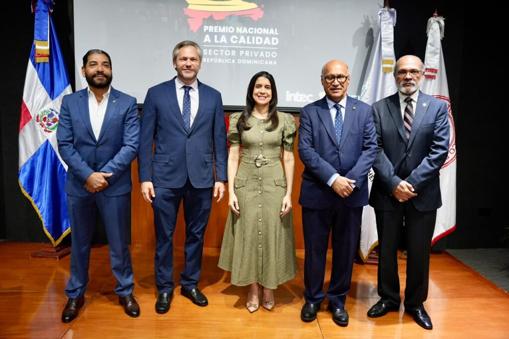 1.Francis Mesa, primer vicepresidente ANEIH_ Johannes Kelner, director ejecutivo del Consejo Nacional de Zonas Francas de Exportación (CNZFE)_ Gianna Franjul, viceministra de Desarrollo Industrial_ Ángelo Viro