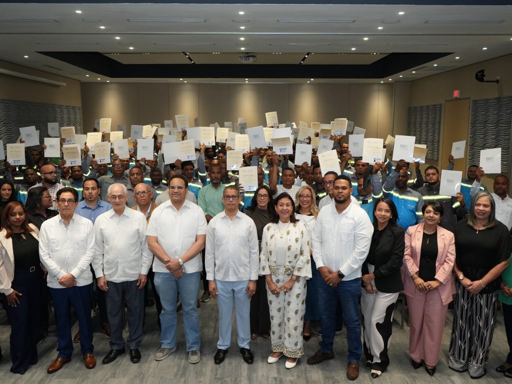 Certifican competencias laborales 158 electricistas y entregan licencias 99 trabajadores Certifican competencias laborales 158 electricistas y entregan licencias 99 trabajadores